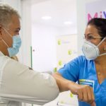 El presidente Iván Duque saluda a la médica Clara Inés Patiño, la primera en vacunarse en Montería. / Presidencia de la República