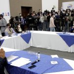 Los candidatos a la presidencia de Ecuador Yaku Pérez y Guillermo Lasso asisten a una reunión en el Consejo Nacional Electoral (CNE) en Quito, Ecuador. REUTERS/Cecilia Puebla.