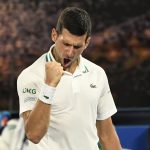 El serbio Novak Djokovic celebra tras ganar su partido de semifinales contra el ruso Aslan Karatsev  en el Abierto de Australia 2021REUTERS/Kelly Defina