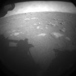 Primera imagen enviada por el rover Perseverance tras tocas suelo marciano.