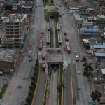 Vista aérea muestra las calles casi desiertas de una avenida en medio del aislamiento obligatorio decretado por el Gobierno para evitar la expansión del COVID-19 en Bogotá. Foto REUTERS/Luisa González