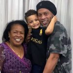 Ronaldinho celebrando junto a su hijo el cumpleaños de su mamá Doña Miguelina