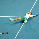 El serbio Novak Djokovic celebrando tras superar al ruso Daniil Medvedev para ganar el Abierto de Australia. 
 REUTERS/Kelly Defina