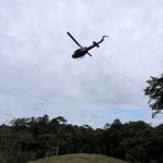 Un helicóptero con policías antinarcóticos sobrevuela las plantaciones de coca durante una operación de erradicación en Tumaco. REUTERS/Luisa González