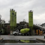 Los silos de la colombiana Cementos Argos y un camión mezclador se ven en una planta en la ciudad de Medellín. REUTERS/Luisa González