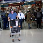 Un comprador con mascarilla empuja un carrito de compras afuera de un supermercado después de comprar durante un día de levantamiento del impuesto a las ventas, en medio del brote de coronavirus, en Bogotá. REUTERS/Luisa González