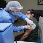 Doña Elvira de 97 fue de las primeras mayores vacunadas en Bogotá