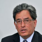 El ministro de Hacienda de Colombia, Alberto Carrasquilla, habla durante una conferencia de prensa en Bogotá. REUTERS/Carlos Julio Martínez