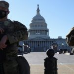 Miembros de la Guardia Nacional hacen guardia frente al edificio del Capitolio, Washington, EEUU, 3 marzo 2021. REUTERS/Leah Millis