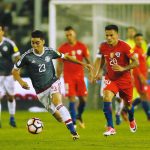 Futbolista de Chile Charles Aranguiz persiguiendo al paraguayo Miguel Almiron en un partido jugado en Santiago por la eliminatoria sudamericana al Mundial REUTERS/Rodrigo Garrido