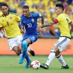 Brasileño Neymar (10) en acción ante los colombianos Abel Aguilar (8) y James Rodríguez en un partido en Barranquilla por la eliminatoria sudamericana al Mundial 2018- REUTERS/Henry Romero