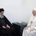El Papa Francisco (dcha) se reúne con el principal clérigo chií iraquí, el gran ayatolá Ali al-Sistani, en Nayaf, Irak. 6 marzo 2021. Oficina del Gran Ayatolá Ali al-Sistani/entrega vía Reuters. ESTA