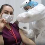 Paola Mosquera es vacunada contra el Covid-19