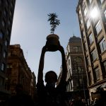 Un activista a favor de la legalización de la marihuana sostiene una maceta con la planta durante una marcha en Ciudad de México, México. 9 de marzo de 2021. REUTERS/Carlos Jasso