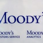 El logotipo de la agencia de calificación crediticia Moody's Investor Services se ve fuera de la oficina en París. REUTERS/Philippe Wojazer