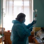 Una trabajadora sanitaria atiende a un paciente dentro de la unidad de cuidados de COVID-19 de un hospital en Yaremche, en la región de Ivano-Frankivsk, Ucrania. REUTERS/Anastasia Vlasova