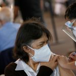 Una persona recibe una dosis de la vacuna contra COVID-19 de Pfizer-BioNTech durante una vacunación masiva en la Ciudad de México, México. REUTERS / Carlos Jasso