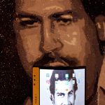 El "Fold 1", un teléfono inteligente plegable que será lanzado por la familia del narcotraficante colombiano Pablo Escobar, se ve en Medellín. REUTERS / David Estrada
