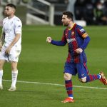 Lionel Messi celebra tras anotar su segundo gol y el cuarto de su equipo en la victoria del FC Barcelona de 4-1 sobre el SD Huesca, por la Liga española de fútbol, en el estadio Camp Nou, Barcelona, España - Marzo 15, 2021 REUTERS/Albert Gea