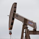 Un balancín operando en el área de producción de petróleo y gas natural de la Cuenca Pérmica cerca de Odessa, Texas, Estados Unidos. REUTERS/Nick Oxford/Archivo