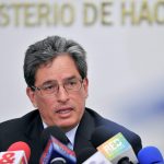 El ministro de Hacienda Alberto Carrasquila, atiende a los periodistas durante una conferencia de prensa REUTERS/Carlos Julio Martínez