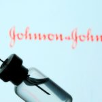 Un vial y una jeringa médica frente al logotipo de Johnson & Johnson REUTERS/Dado Ruvic