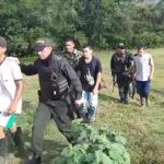 Jóvenes rescatados en el Bajo Cauca por el Ejército y la Policía en Tarazá. Foto Suministrada