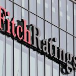 El logotipo de Fitch Ratings se ve en sus oficinas en el distrito financiero de Canary Wharf en Londres, Gran Bretaña,  REUTERS/Reinhard Krause