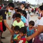 Niños venezolanos que aseguran huir de operaciones militares en su país hacen fila para recibir alimentos en un coliseo en Arauquita, Colombia 26 de marzo, 2021. REUTERS/Luisa González