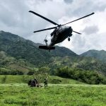 Por aire, en helicóptero Black Hawk de la Fuerza Aérea Colombiana, fue trasladada maquinaria para apoyar labores de rescate de los mineros en Neira, Caldas. Foto @FuerzaAereaCol