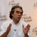 El aspirante a la presidencia de Colombia Sergio Fajardo habla durante una entrevista con Reuters. REUTERS/Jaime Saldarriaga