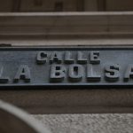 Un letrero que identifica la calle La Bolsa se observa en Santiago, Chile. Marzo 16, 2021. REUTERS/Ivan Alvarado