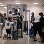 Una familia usa mascarillas al pasar la seguridad en la Terminal A del Aeropuerto Intercontinental George Bush en medio del brote de la enfermedad coronavirus (COVID-19) en Houston, Texas, Estados Unidos. REUTERS/Adrees Latif/