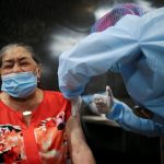Una mujer recibe su primera dosis de la vacuna Sinovac Biotech de China para la enfermedad del coronavirus (COVID-19) durante un programa de vacunación masiva para ancianos en el Movistar Arena de Bogotá.REUTERS/Luisa Gonzalez/File Photo