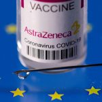 Frasco con la etiqueta "Vacuna contra la enfermedad del coronavirus AstraZeneca (COVID-19)" colocado en la bandera de la UE que se muestra.REUTERS/Dado Ruvic/File Photo