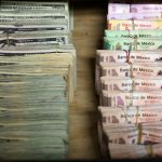 Varios fajos de billetes mexicanos y dólares estadounidenses en una casa de cambio en la fronteriza ciudad mexicana Ciudad Juárez. REUTERS / José Luis González