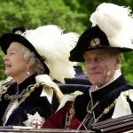 El príncipe Felipe, duque de Edimburgo, en carruaje rumbo al Castillo de Windsor, Gran Bretaña, 18 junio 2001. 
REUTERS/