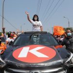 La candidata a la presidencia de Perú Keiko Fujimori saluda a sus seguidores durante el mitin de cierre de campaña, en Lima, Perú. 8 de abril de 2021. REUTERS/Sebastián Castañeda