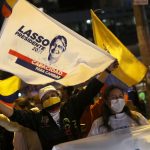 Partidarios del candidato presidencial Guillermo Lasso celebran mientras esperan los resultados oficiales de la elección en Quito, Ecuador. 11 abril 2021. REUTERS/Luisa González