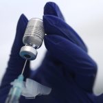 Un trabajador de la salud prepara una vacuna contra la enfermedad del coronavirus de Pfizer (COVID-19) en Los Ángeles, California, EE. UU. REUTERS / Lucy Nicholson / File Photo