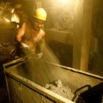 Un minero trabaja en una mina subterránea de esmeraldas en Muzo, en el departamento de Boyacá. REUTERS/Eliana Aponte