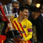Lionel Messi recibe el trofeo que corona al Barcelona como campeón de la Copa del Rey. 17 abr 2021. REUTERS/Marcelo Del Pozo
