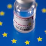Ilustración de un frasco con la etiqueta "AstraZeneca coronavirus disease (COVID-19) vaccine" colocado sobre una bandera de la UE. REUTERS/Dado Ruvic
