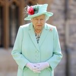 La reina Isabel de Reino Unido posando luego de reconocer al capitán Tom Moore con la insignia del rango caballero en el Castillo Windsor, en Windsor, Reino Unido. Chris Jackson/Pool via REUTERS/Archivo