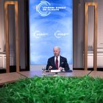 El presidente de Estados Unidos, Joe Biden, participa en una Cumbre Climática virtual con líderes mundiales en la Sala Este de la Casa Blanca en Washington, Estados Unidos. 22 de abril de 2021.  REUTERS/Tom Brenner