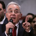 El expresidente de Colombia, Álvaro Uribe, habla durante una conferencia de prensa REUTERS / Luisa González