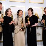 Los productores Peter Spears, Frances McDormand, Chloe Zhao, Mollye Asher y Dan Janvey, ganadores del Oscar a Mejor Película por "Nomadland", posan en la sala de prensa de los Oscar, en Los Ángeles, California, EEUU, el 25 de abril de 2021. Chris Pizzello/Pool via REUTERS