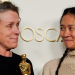 Frances McDormand y Chloe Zhao, ganadoras del premio a la mejor película por "Nomadland", posan en la sala de prensa de los Oscar, en la 93ª edición de los premios de la Academia en Los Ángeles, California, Estados Unidos.Chris Pizzello/Pool vía REUTERS