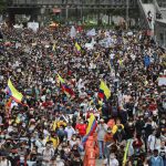 Manifestantes protestan contra un proyecto de reforma tributaria del Gobierno del presidente Iván Duque para aumentar los impuestos, en Bogotá, Colombia, 28 de abril, 2021.  REUTERS/Luisa González