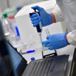 Los científicos trabajan en un laboratorio donde secuencian los genomas del nuevo coronavirus en COVID-19 Genomics UK, en el campus de 55 acres del Wellcome Sanger Institute al sur de Cambridge, Gran Bretaña, el 12 de marzo de 2021. REUTERS / Dylan Martinez